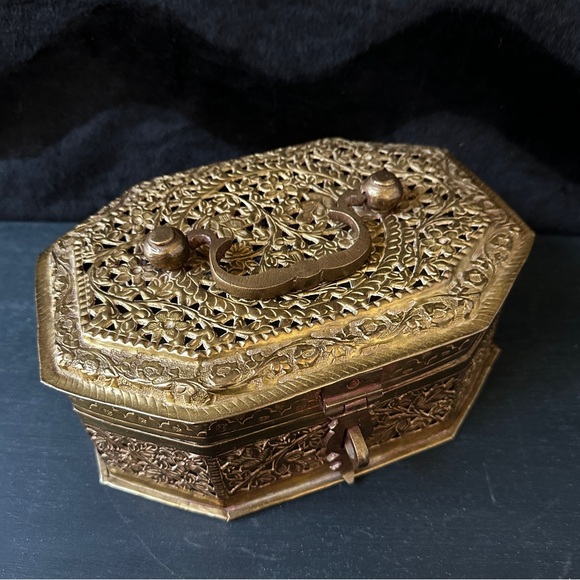 Antique Brass Mughal Jali Cricket Box - Picture 14 of 14
